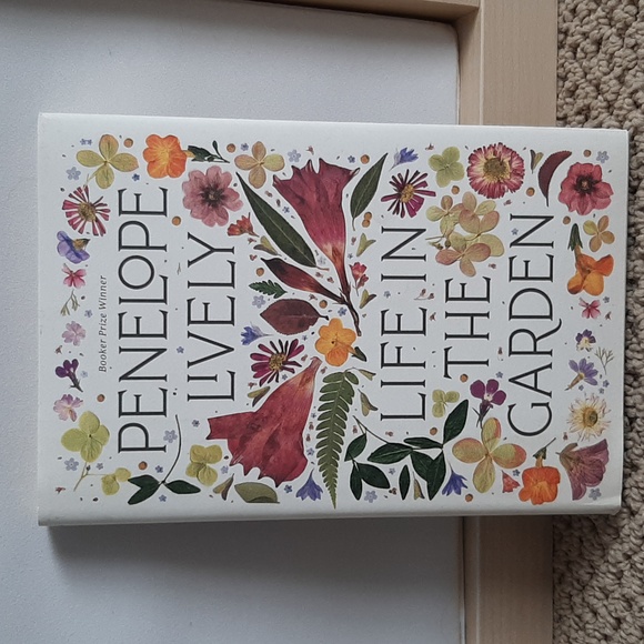 🌼5 for $25🌼 Life in the Garden by Penelope Lively - Picture 1 of 1